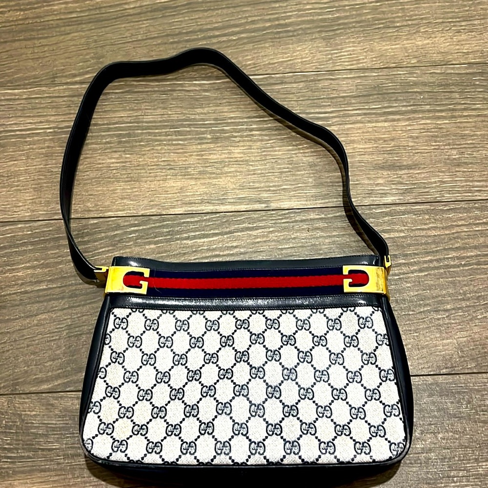 Gucci shoulder bag with zipper closure
